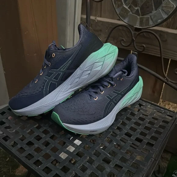 Asics Novablast 4 Womens Sz US Thunder Blue Athletic Running Shoes Sneakers - Picture 1 of 12